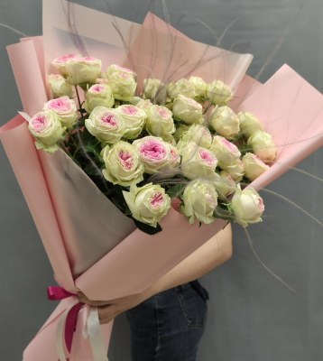 Букет из кустовых пионовидных роз бело-розового цвета арт. 47537