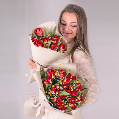 Букеты из красных тюльпанов с ромашками для мамы и дочки арт. 59874