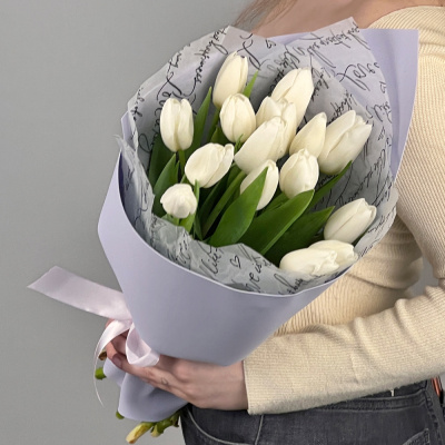 Букет из 15 белых тюльпанов в упаковке арт. 59900