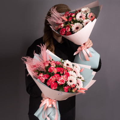 Букет из кустовой розы и мини гербер "Офелия мини. Размер М". арт. 35972/M