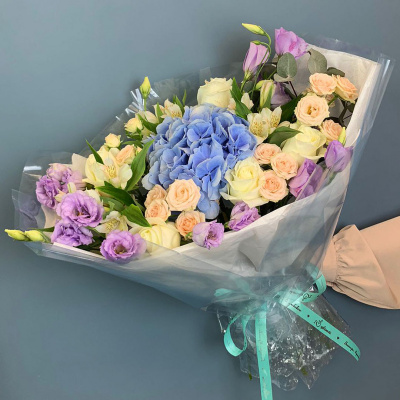 Большой букет с гортензией, эустомой и кустовыми розами арт. 66669