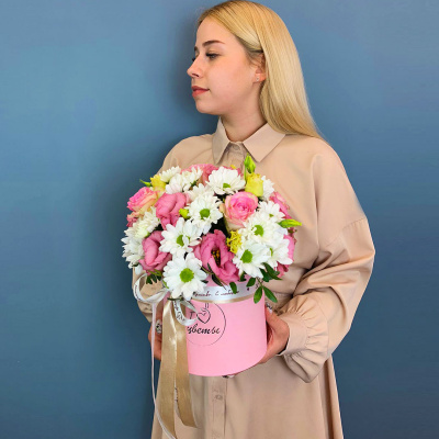 Коробка с цветами из кустовой хризантемы с розами арт. 66658