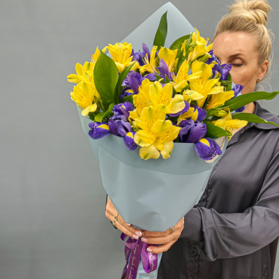 Букет "Ириска" с альстромерией и ирисами арт. 27802