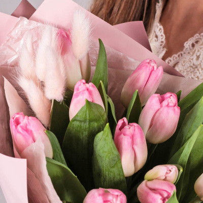 Букет из 15 розовых тюльпанов с лагурусом арт. 59864