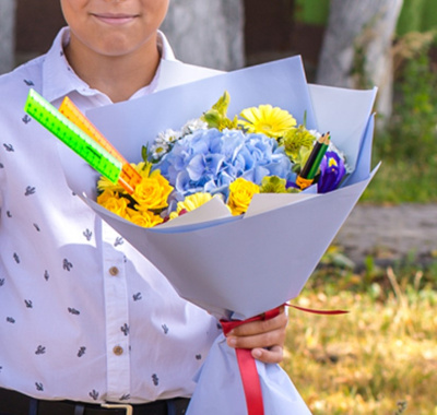 Яркий букет с гортензией, кустовой розой и мини герберами "Облачный атлас" арт. 38167