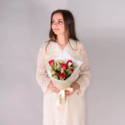 Букет из 5 красных тюльпанов с альстромерией арт. 59894