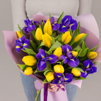 Букет желтых тюльпанов с ирисами арт. 46172