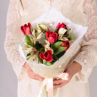 Букет из 5 красных тюльпанов с альстромерией арт. 59894