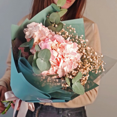 Букет с гортензией и цветной гипсофилой N 51367-Дв