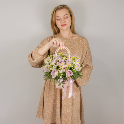 Сумочка с розами Кения и ромашками (танацетум) арт. 50540