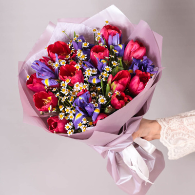 Букеты из тюльпанов с ирисами и ромашками для мамы и дочки арт. 59878