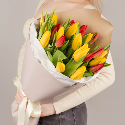 Букет из 25 красно-желтых тюльпанов арт. 46175