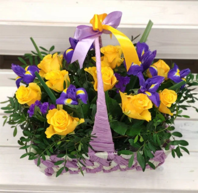 Корзина с розами и ирисами "Солнечный день" арт. 28936
