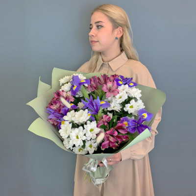 Букет из хризантем с ирисами и фиолетовой альстромерией арт. 67002-Ф