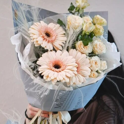 Букет "Амели мини. Размер S" из кустовой розы и мини гербер арт. 27789/S