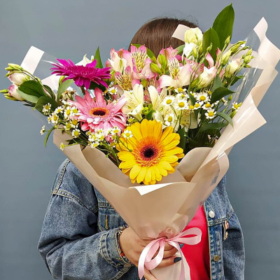 Букет из гербер, ромашек, альстромерии. Беззаботность и мечты арт. 36298