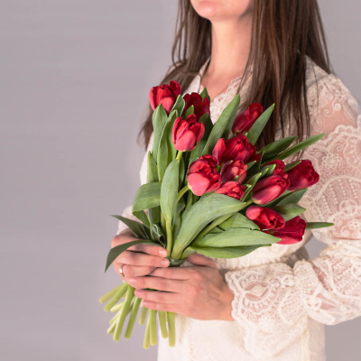 Тюльпаны красные 15 шт. с лентой (без упаковки) арт. 28774