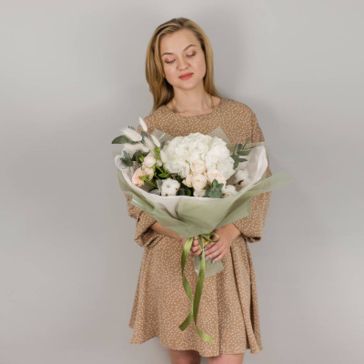 Букет из гортензии и пионовидных роз с эвкалиптом арт. арт. 50473