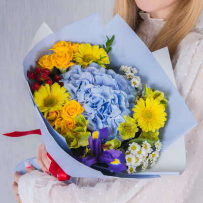 Яркий букет с гортензией, кустовой розой и мини герберами "Облачный атлас" арт. 38167