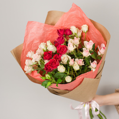 Букет из красных и розовых кустовых роз арт. 50401-КР