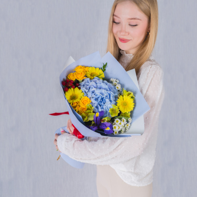 Яркий букет с гортензией, кустовой розой и мини герберами "Облачный атлас" арт. 38167