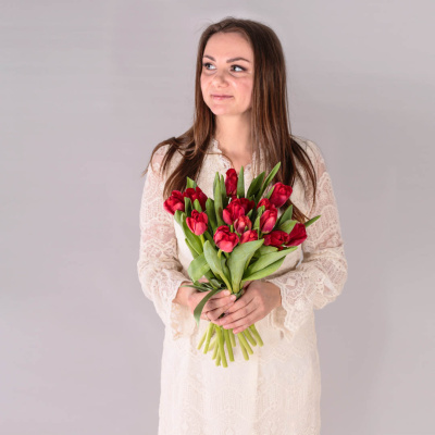 Тюльпаны красные 15 шт. с лентой (без упаковки) арт. 28774