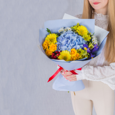 Яркий букет с гортензией, кустовой розой и мини герберами "Облачный атлас" арт. 38167