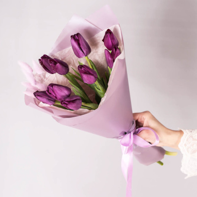 Букет фиолетовых тюльпанов с розовым лагурусом арт. 46461-Р