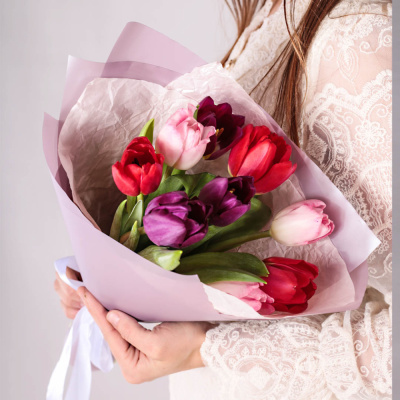 Яркий букет из тюльпанов в упаковке арт. 28403