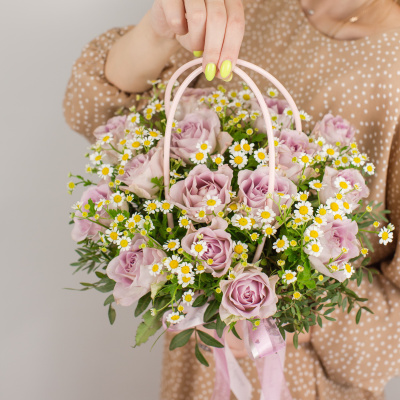Сумочка с розами Кения и ромашками (танацетум) арт. 50540