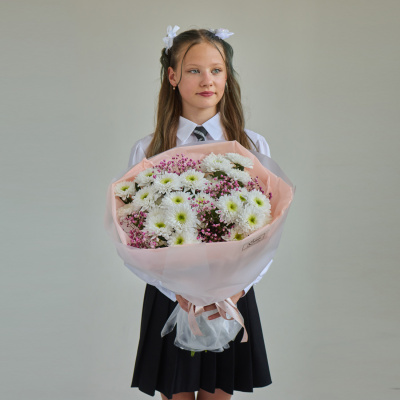 Букет школьный с хризантемой и гипсофилой РОЗОВЫЙ арт. 84572-Р