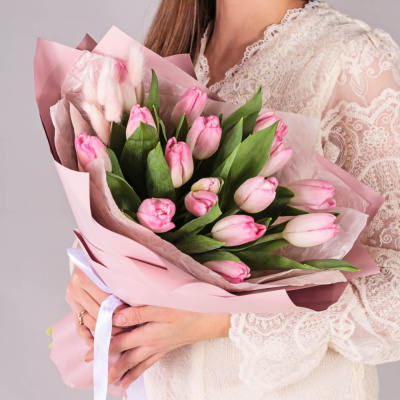 Букет из 15 розовых тюльпанов с лагурусом арт. 59864