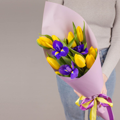 Желтые тюльпаны с ирисами. Небольшой букет. арт. 46329