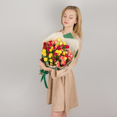 Букет из ярких кустовых роз арт. 27803