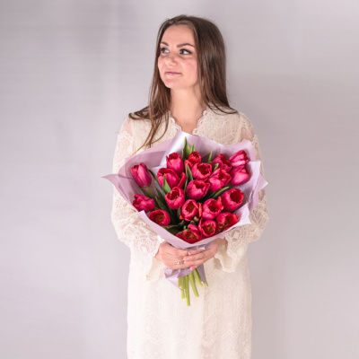 Букет из 15 малиновых тюльпанов в упаковке арт. 59900