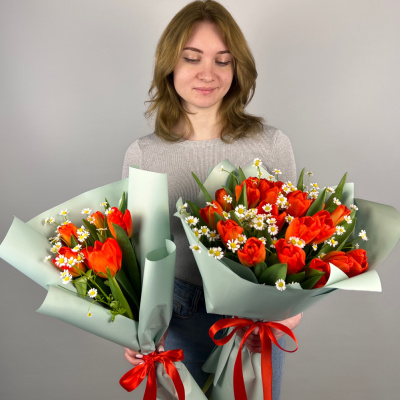 Букеты из красных тюльпанов с ромашками для мамы и дочки арт. 46331