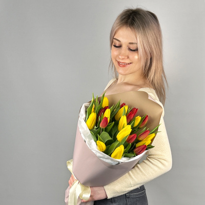 Букет из 25 красно-желтых тюльпанов арт. 46175