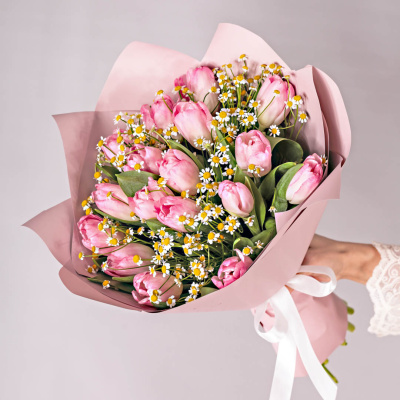 Дуэт букетов из розовых тюльпанов с ромашками арт. 59902