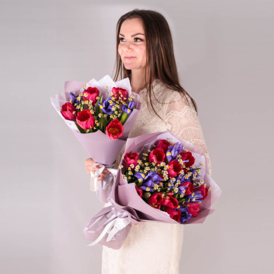 Букеты из тюльпанов с ирисами и ромашками для мамы и дочки арт. 59878