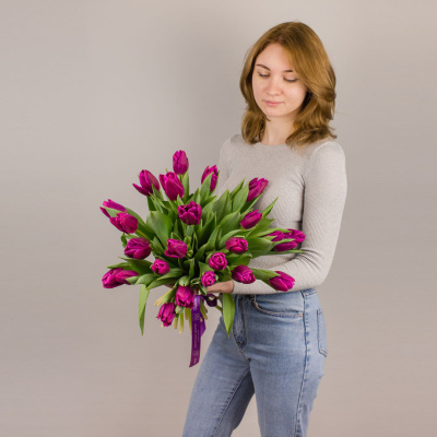 Фиолетовые тюльпаны 25 шт. с лентой (без упаковки) арт. 7338