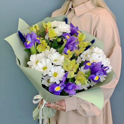 Букет из хризантем с ирисами и желтой альстромерией N 67002-Ж