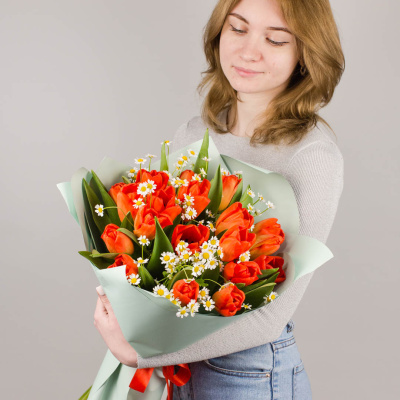 Букет из 19 ярких красных тюльпанов с ромашками арт. 46334