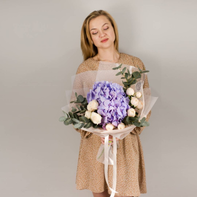 Букет из голубой гортензии и пионовидных роз с эвкалиптом арт. 50471