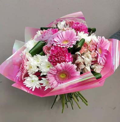 Букет "Кокетка" из кустовой хризантемы, гербер и альстромерий. арт. 7535