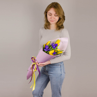 Желтые тюльпаны с ирисами. Небольшой букет. арт. 46329