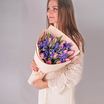 Букеты из розовых тюльпанов с ирисами для мамы и дочки арт. 59871