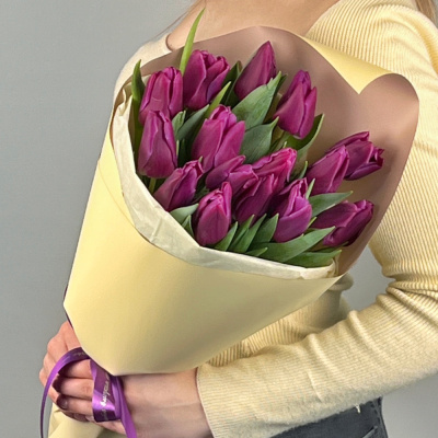 Букет из 19 фиолетовых тюльпанов в упаковке арт. 59900-Ф
