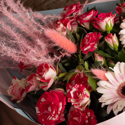 Букет из кустовой розы и мини гербер "Офелия мини. Размер М". арт. 35972/M