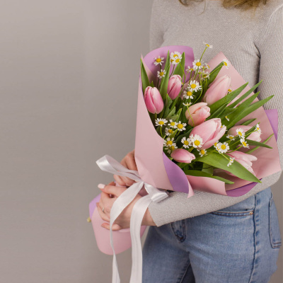 Романтичный букет из розовых тюльпанов с ромашками арт. 46336