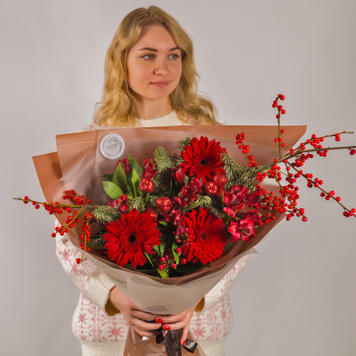 Букет с герберами, илексом и нобилисом "От Деда Мороза" N 72282